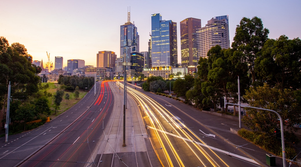 Birrarung Marr Park showing a sunset, landscape views and a city