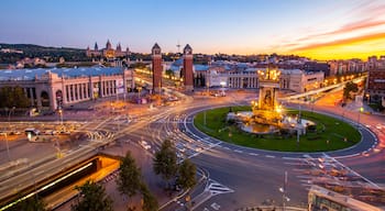 Arenas de Barcelona featuring a monument, night scenes and a sunset