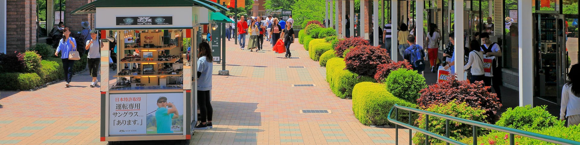 Gotemba Premium Outlets which includes mountains