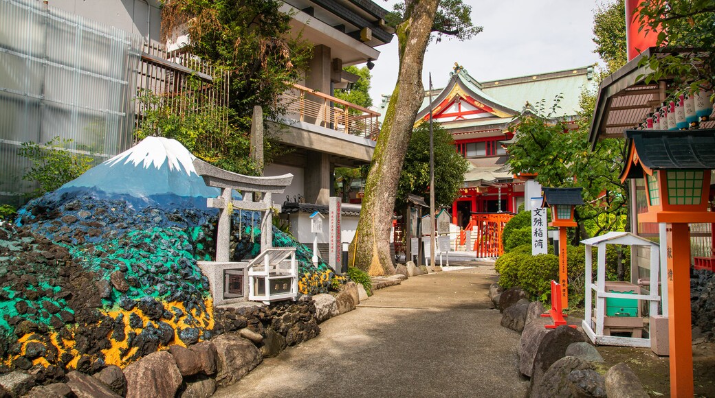 Keihin Fushimi Inari Shrine showing a garden and heritage elements