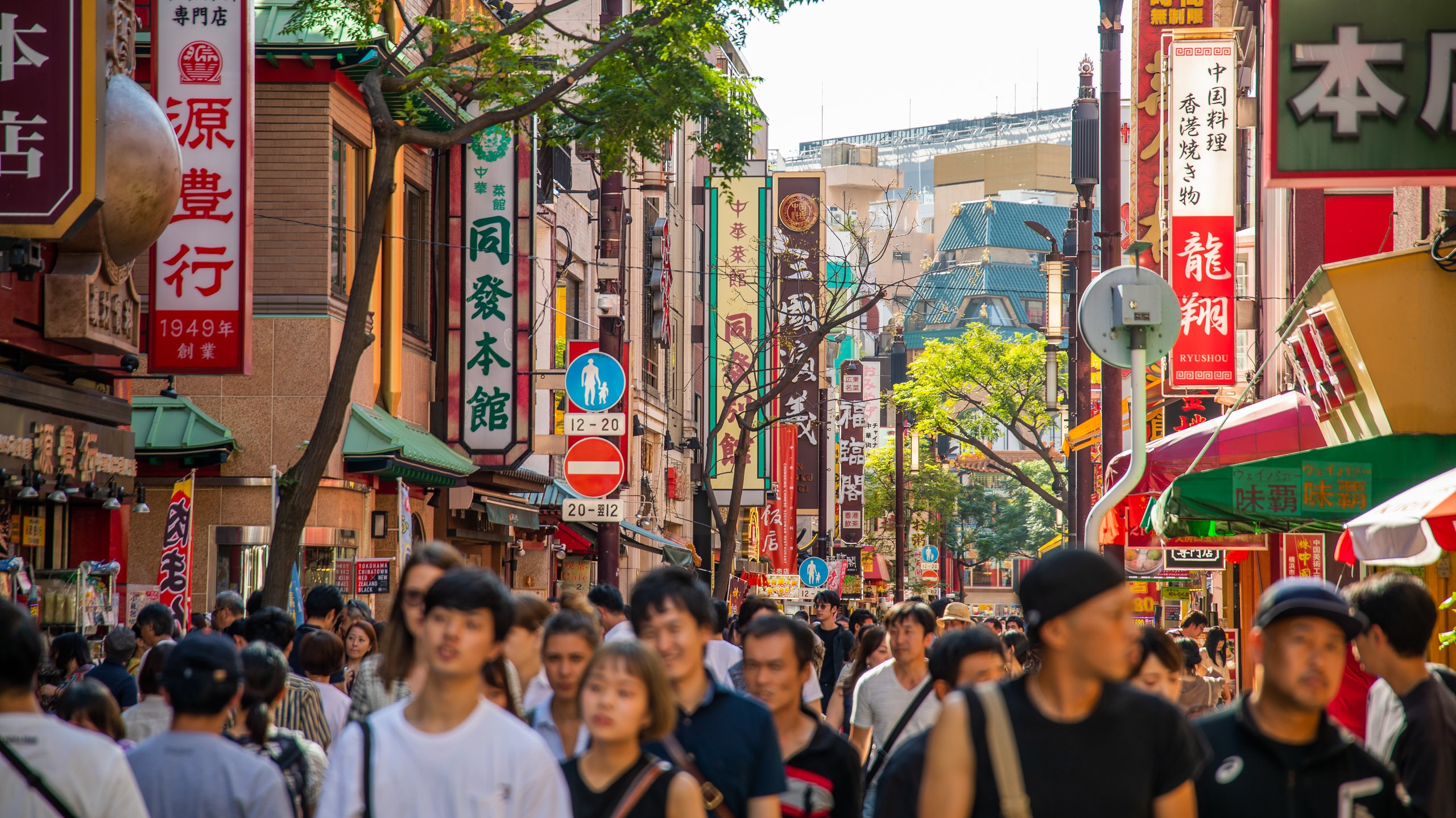 Chinatown showing a city and street scenes as well as a large group of people