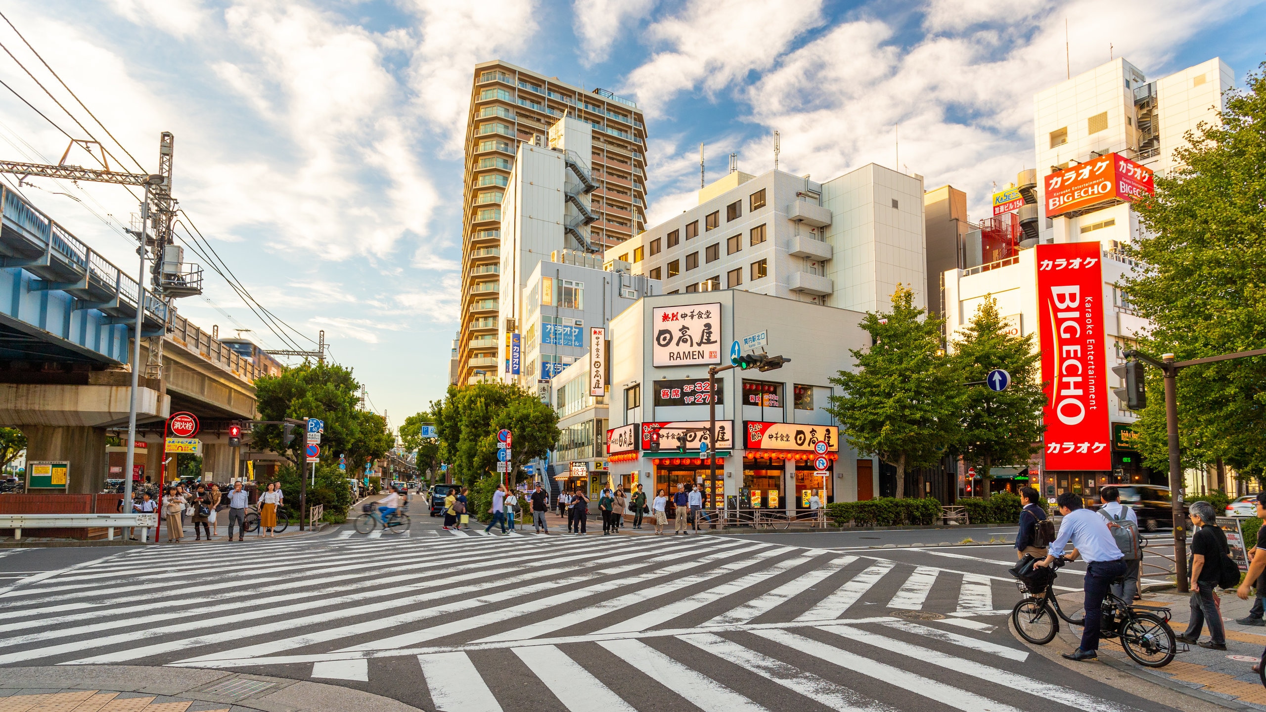 Kannai featuring street scenes and a city