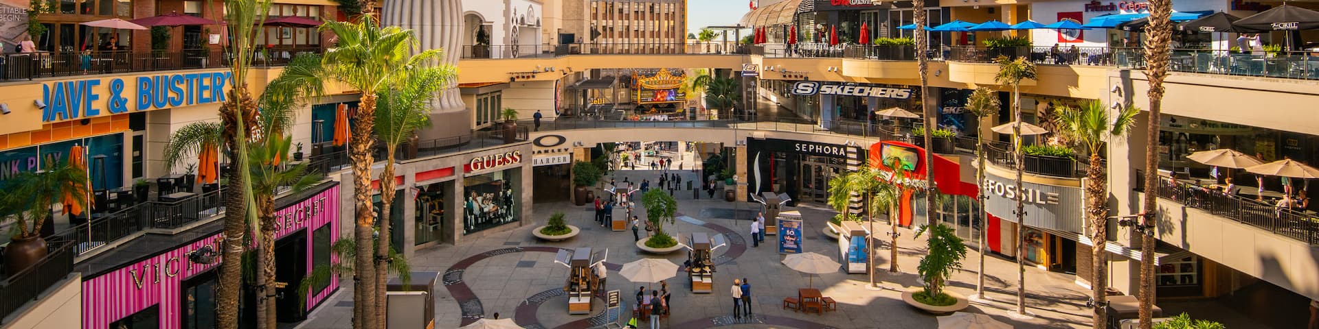 Grauman\'s Egyptian Theatre featuring shopping