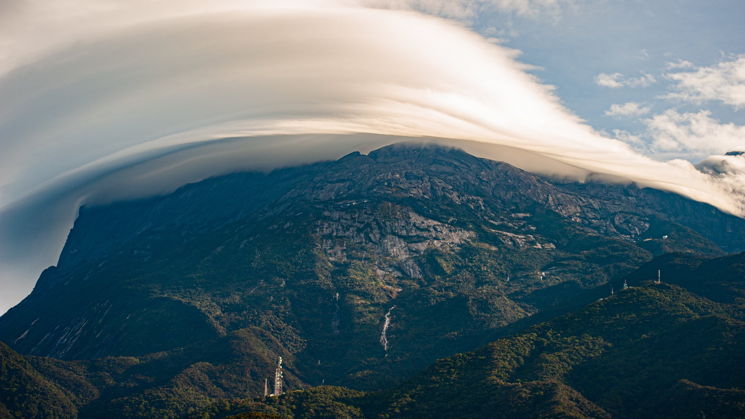 Kota Kinabalu featuring mountains