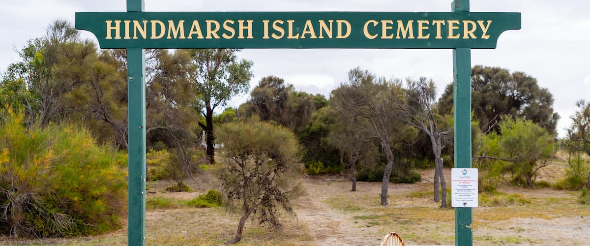 Hindmarsh Island showing tranquil scenes and signage