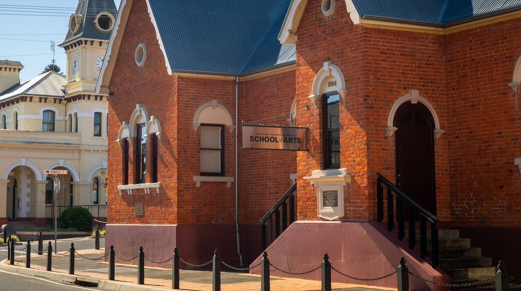 Tenterfield featuring signage and heritage architecture