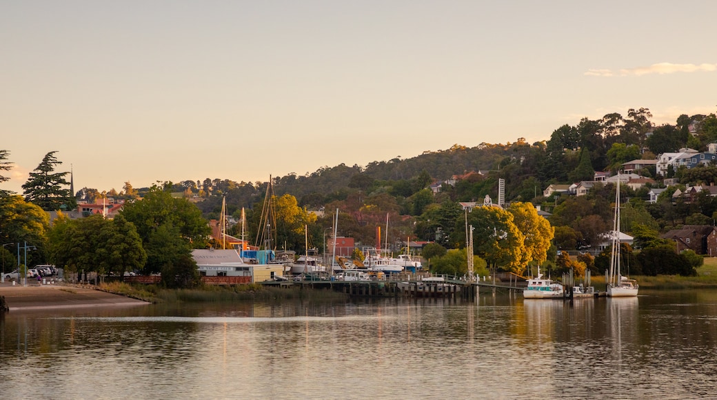 Royal Park showing a sunset and a bay or harbor