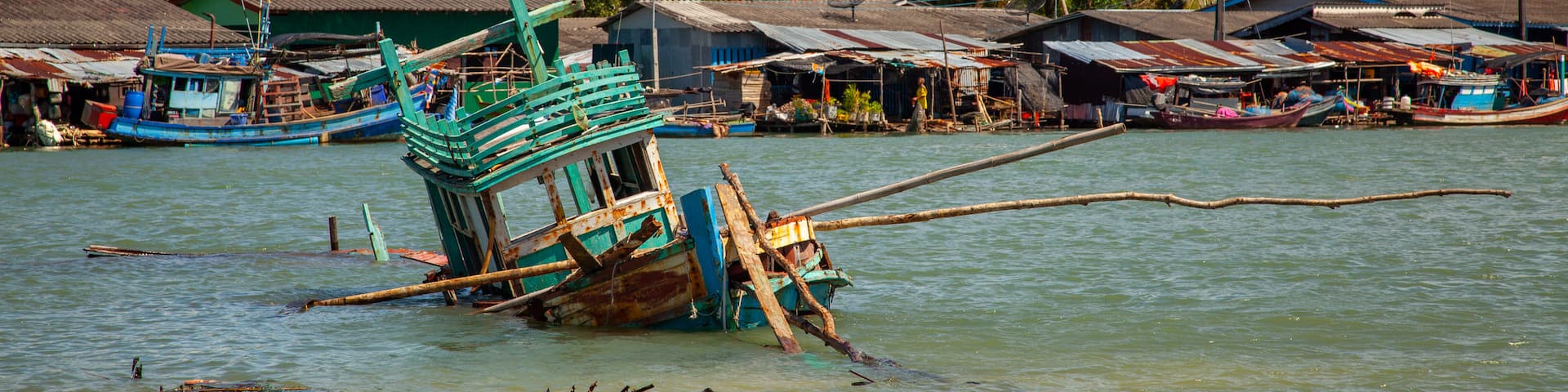 Trat Province which includes building ruins, general coastal views and tropical scenes