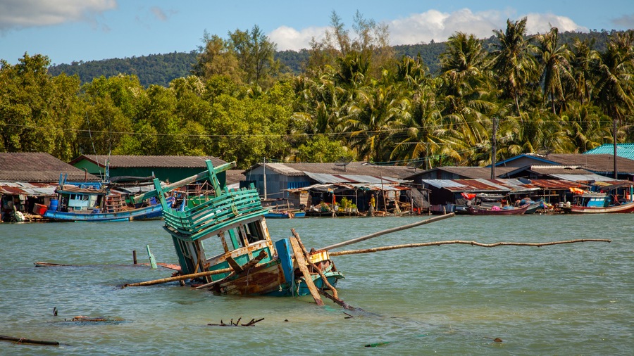 Trat Province which includes building ruins, general coastal views and tropical scenes