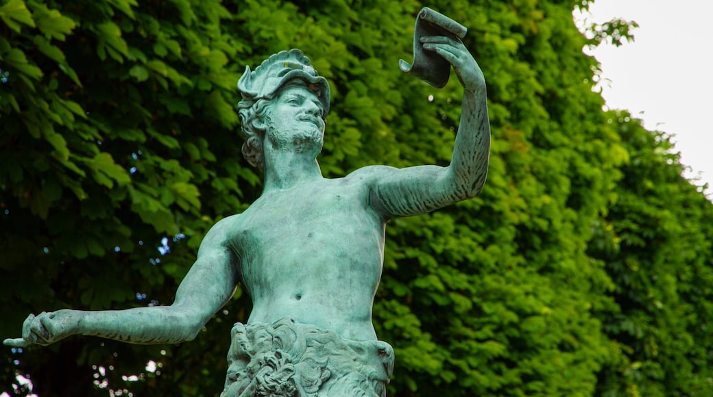 Luxembourg Gardens showing a statue or sculpture