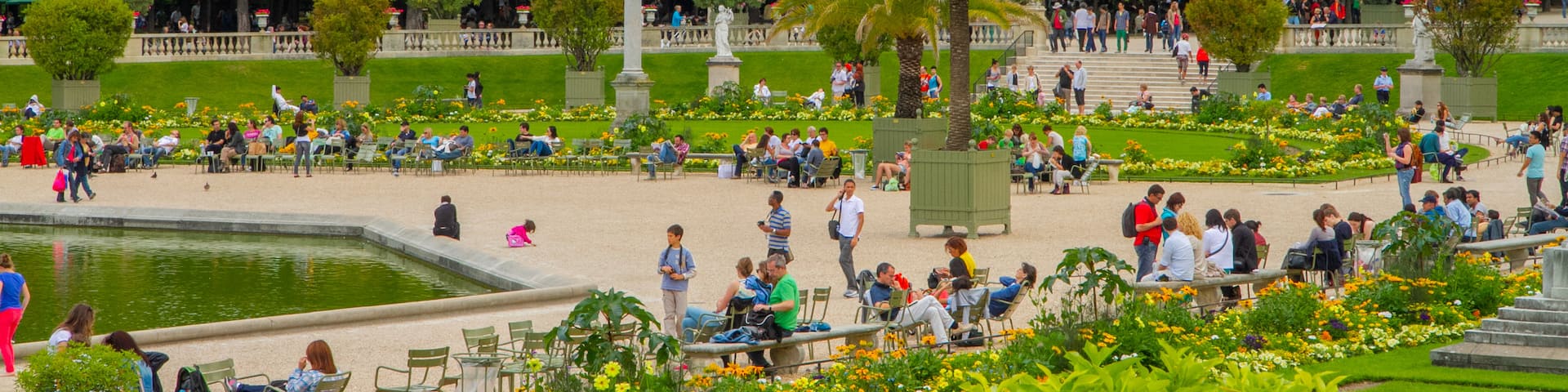 Luxembourg Gardens showing a garden as well as a large group of people