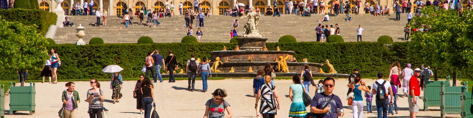 Versailles showing heritage architecture, a statue or sculpture and a square or plaza