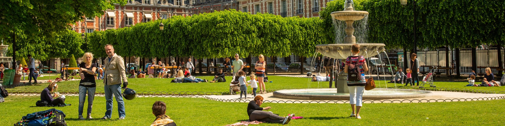 Place des Vosges showing a garden and a fountain