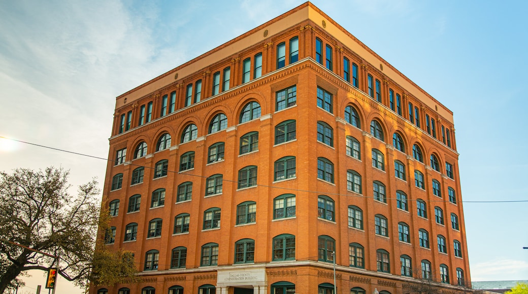 Dealey Plaza showing heritage architecture