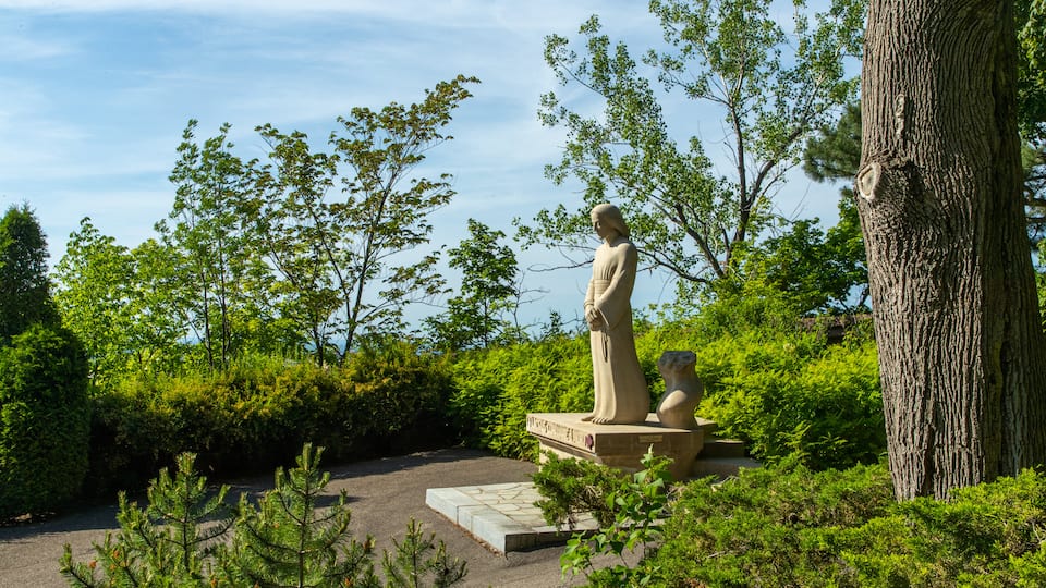 Saint Joseph\'s Oratory showing a statue or sculpture and a park