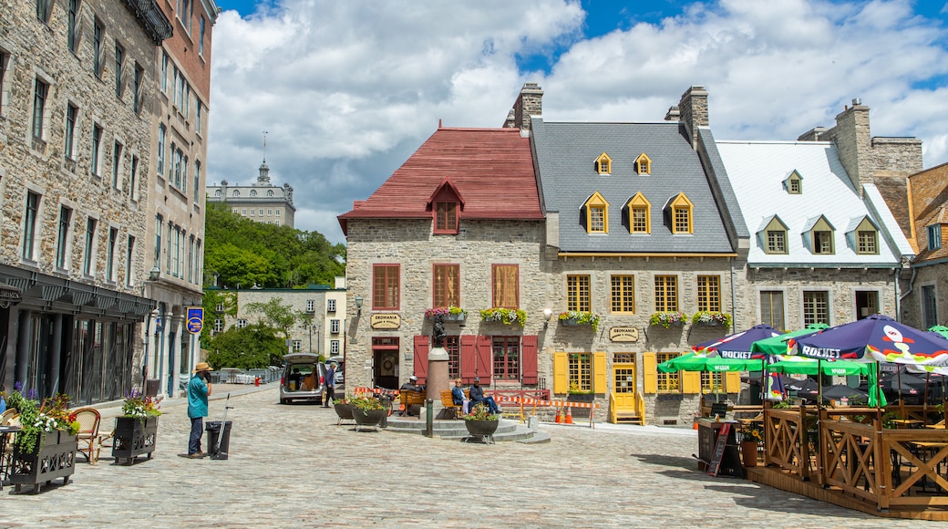 Place Royale which includes heritage elements