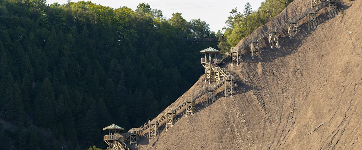 Montmorency Falls showing mountains