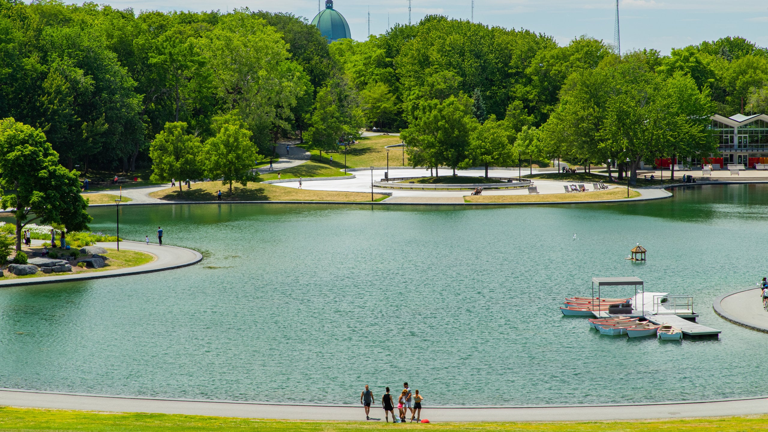 Mont-Royal which includes a lake or waterhole as well as a small group of people