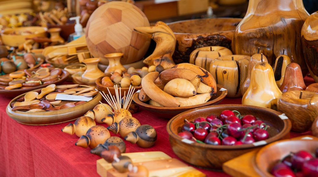 Salamanca Market showing food