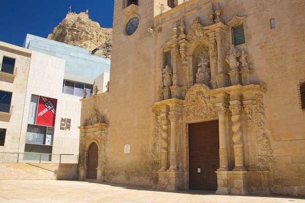 Basilica of Santa Maria showing a church or cathedral, religious elements and heritage architecture