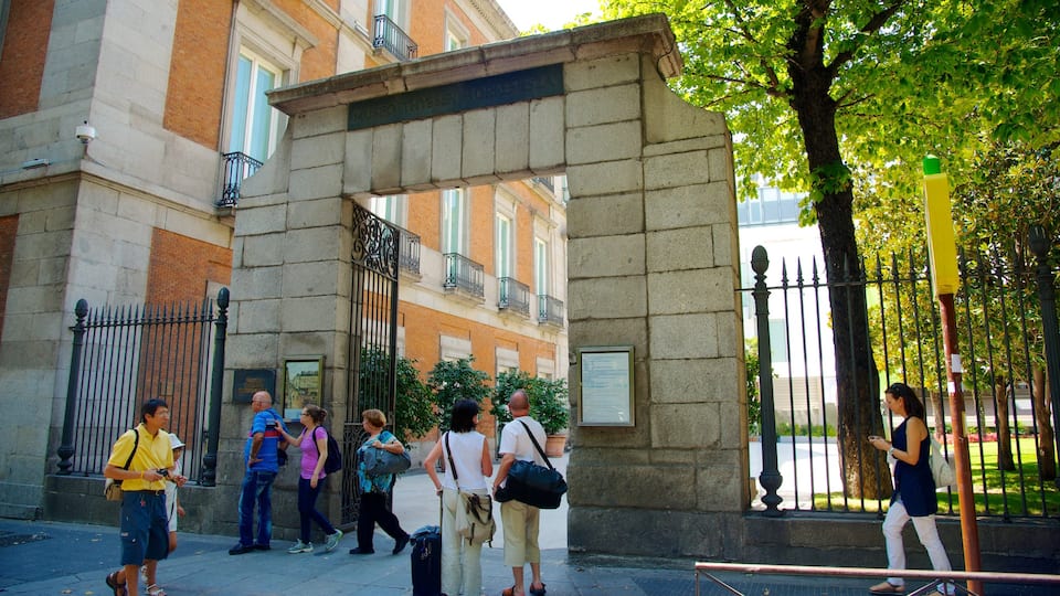 Museu Thyssen-Bornemisza mostrando cenas de rua assim como um pequeno grupo de pessoas