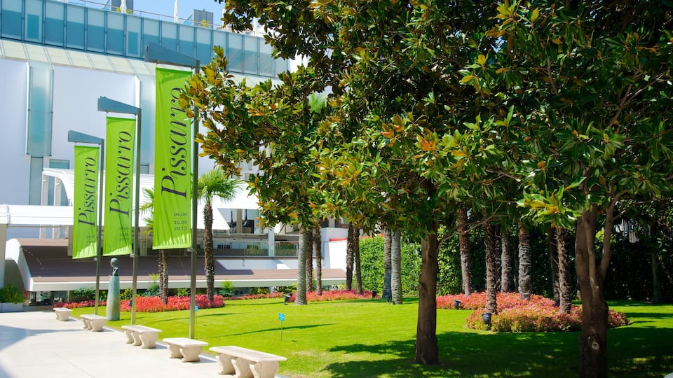 Museu Thyssen-Bornemisza que inclui um parque