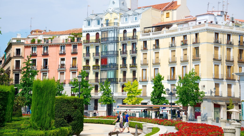 Palacio Real ofreciendo patrimonio de arquitectura, un parque y una ciudad