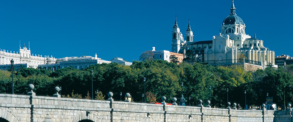 Madrid que incluye un puente, una iglesia o catedral y arquitectura patrimonial