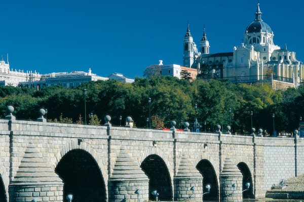 Madrid mettant en vedette église ou cathédrale, patrimoine architectural et pont