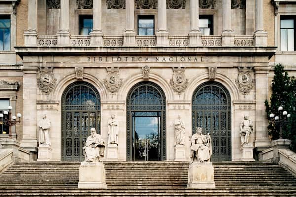 Bibliothèque nationale montrant bâtiment public, patrimoine architectural et statue ou sculpture