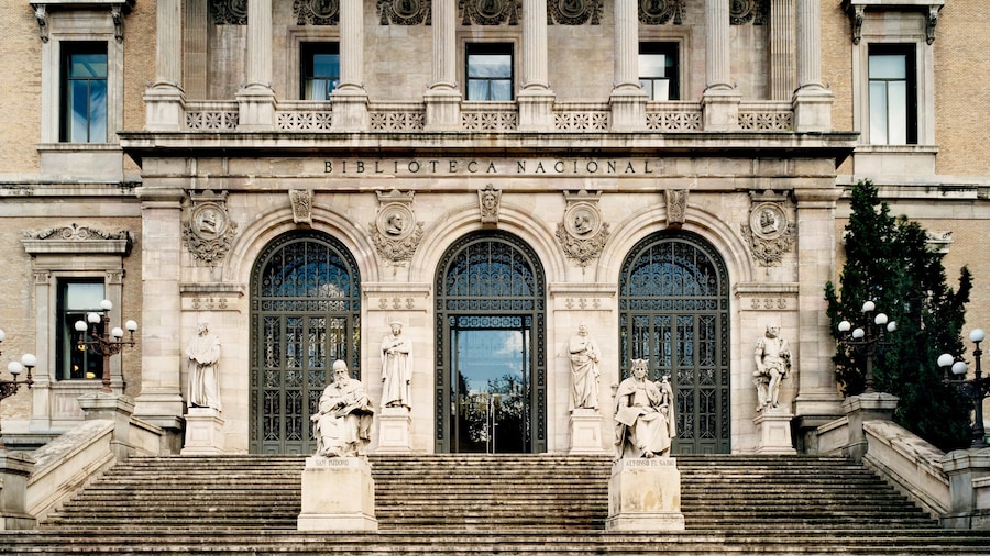 Bibliothèque nationale mettant en vedette un édifice administratif, architecture patrimoniale et une statue ou une sculpture