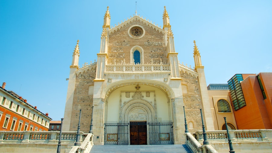 Madrid toont religieuze elementen, een kerk of kathedraal en historische architectuur