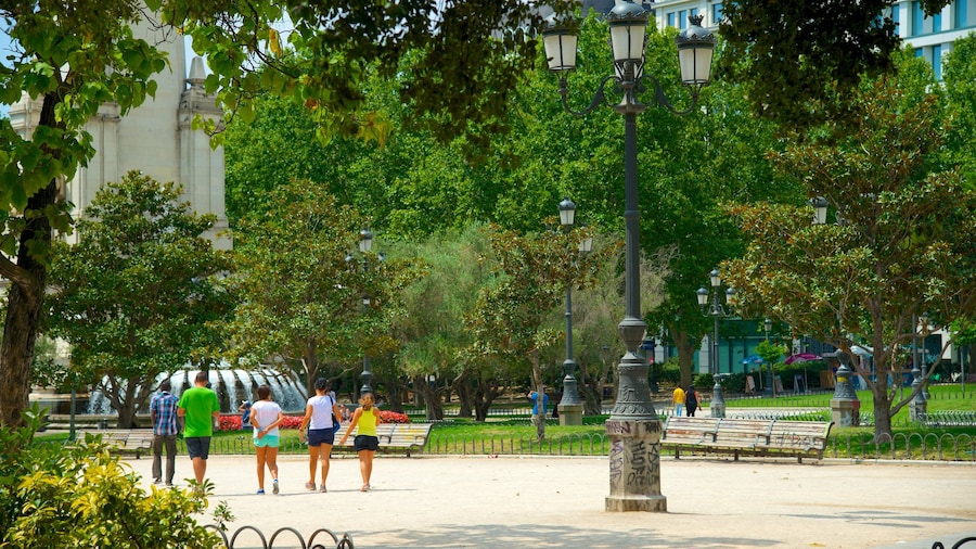 Plaza de España og byder på en have og en plads eller et torv såvel som en lille gruppe mennesker