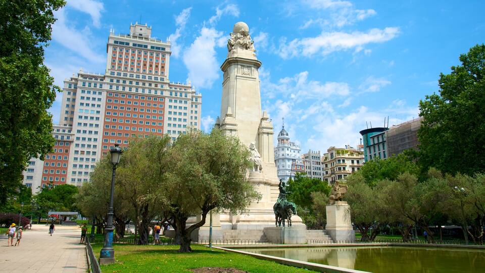 Plaza de España que incluye una ciudad, una plaza y arte al aire libre