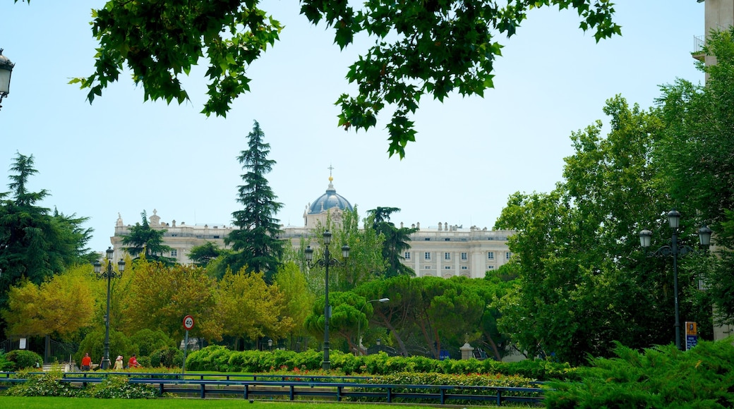 Plaza de Espana welches beinhaltet Palast oder Schloss und Garten