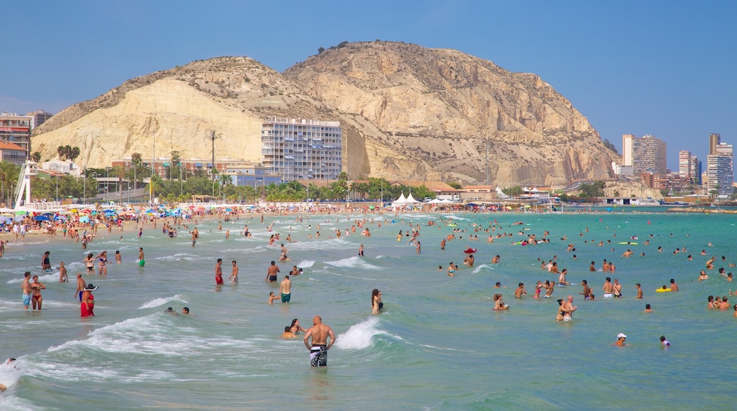 Playa del Postiguet presenterar bad, berg och en strand