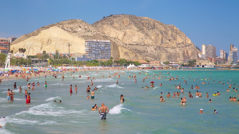 Plage de Postiguet mettant en vedette baignade, plage de sable et montagnes