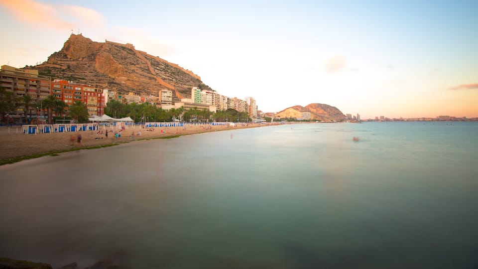 Plage de Postiguet qui includes ville côtière, panoramas et plage de sable