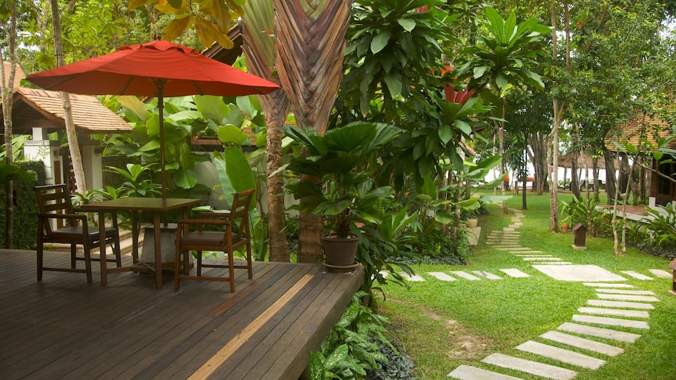 Ao Phra Nang Beach que incluye un jardín y un hotel o resort de lujo