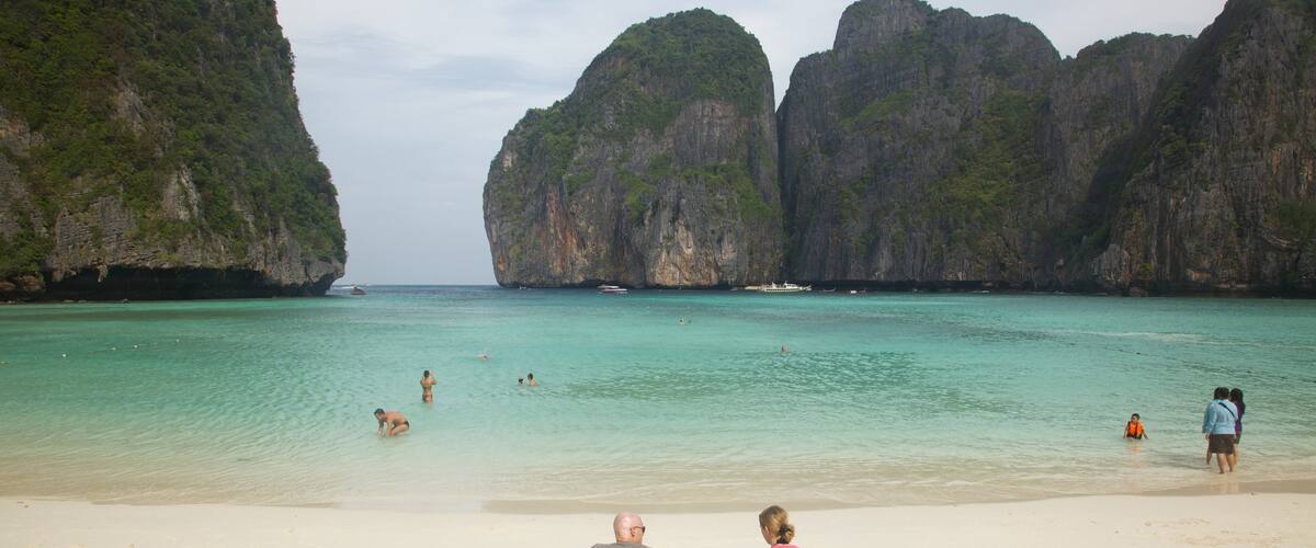 Krabi which includes rugged coastline, a sandy beach and a bay or harbour