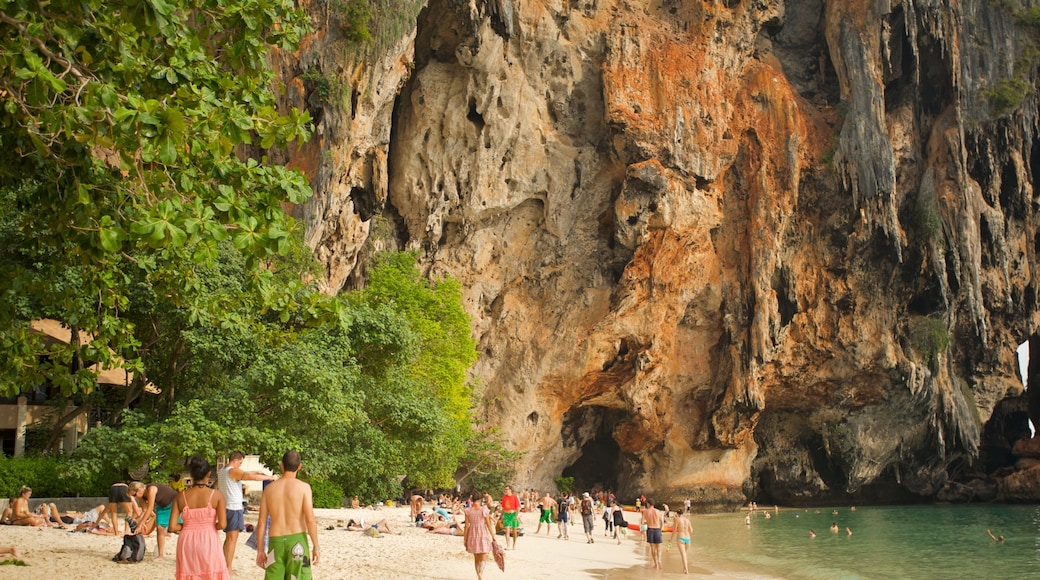 West Railay Beach inclusief een zandstrand en een kloof of ravijn en ook een grote groep mensen