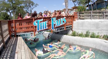 Schlitterbahn Waterpark que incluye señalización, un puente y un parque acuático
