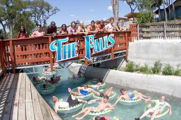 Schlitterbahn Waterpark mit einem Brücke, Beschilderung und Wasserpark