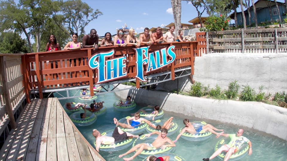 Schlitterbahn Waterpark ofreciendo un puente, señalización y un parque acuático