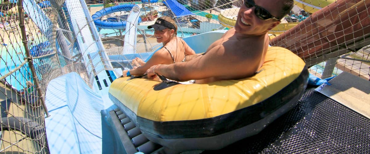 Schlitterbahn Waterpark montrant parc aquatique aussi bien que couple