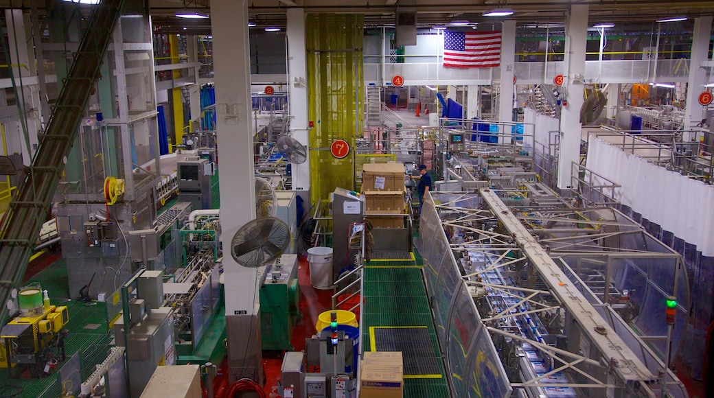 Cervecería Coors ofreciendo elementos industriales y vistas interiores
