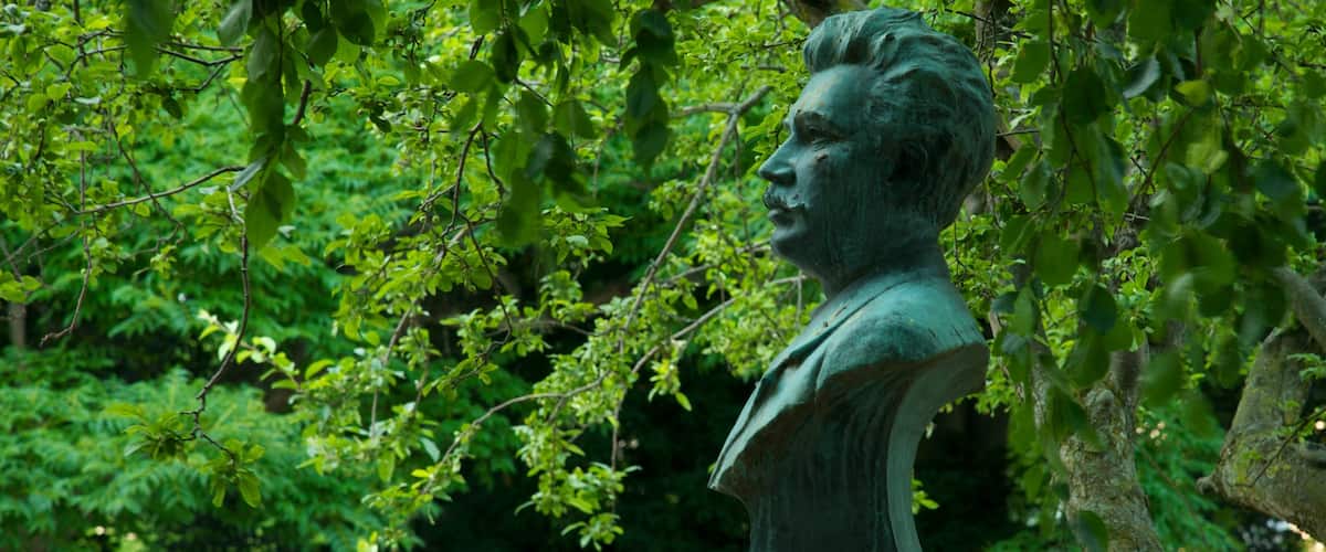 Malmo showing a memorial, a park and a statue or sculpture