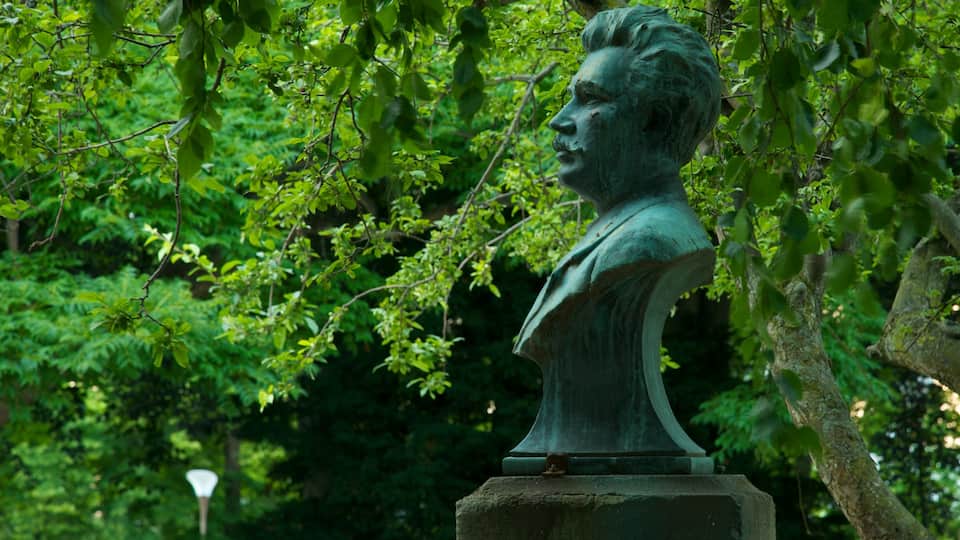 Malmo showing a memorial, a park and a statue or sculpture