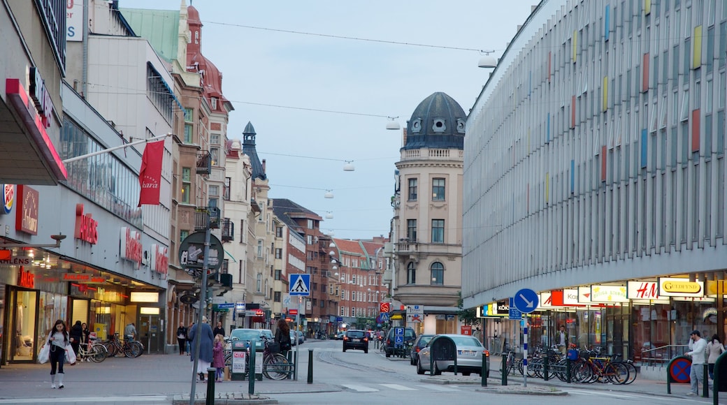 Malmo showing street scenes and a city