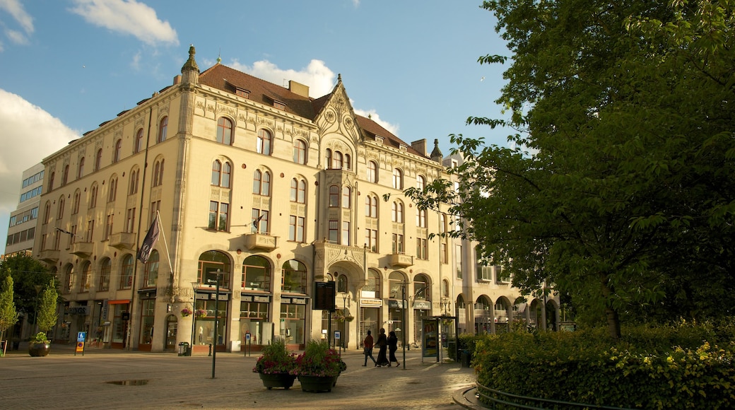 Gustaf Adolfs torg fasiliteter samt by, historisk arkitektur og gatescener